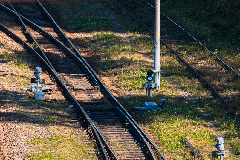 Подросток-меломан во Владивостоке мог попасть под поезд, слушая музыку и сидя на жд путях