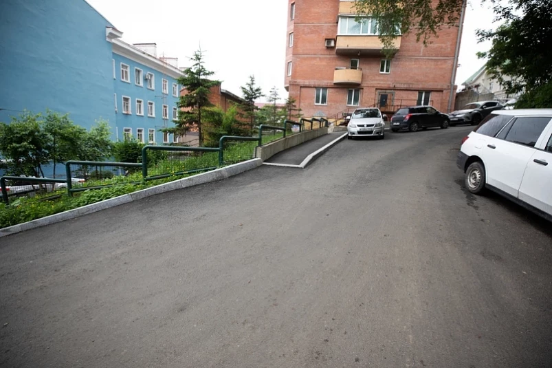 Во Владивостоке раньше срока привели в порядок проезды к домам на Фадеева и Светланской