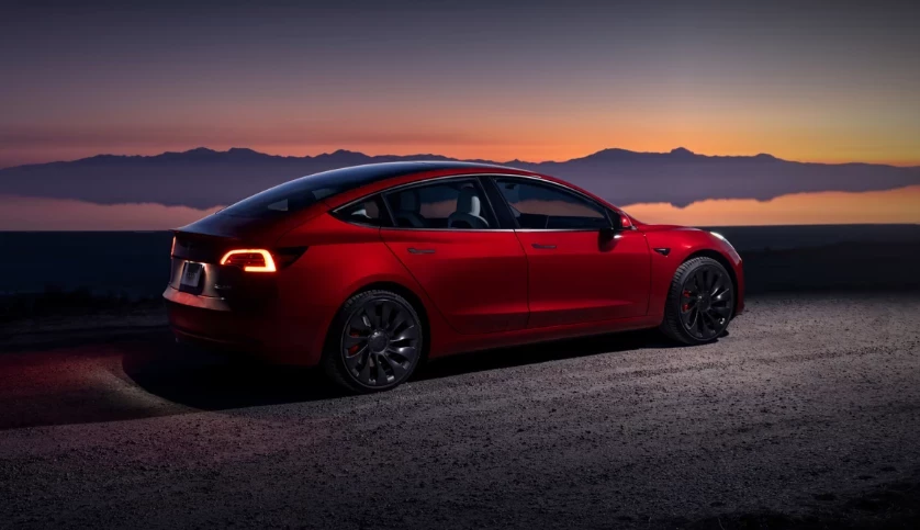 Пластиковая педаль Tesla Model 3 треснула под ногой владельца прямо на дороге