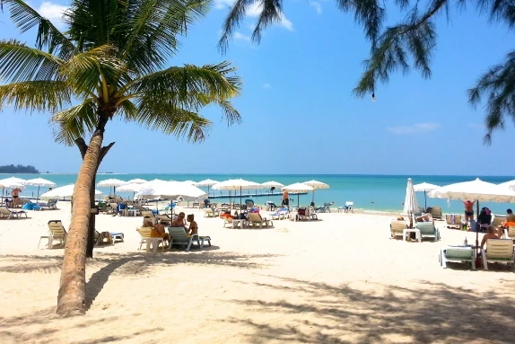 Эксперт рассказал, куда едут отдыхать россияне в условиях аномальной жары