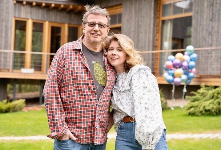 Жена телеведущего Михаила Ширвиндта Анастасия снялась обнаженной в поле