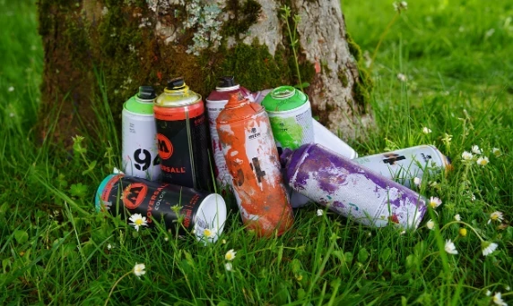 В парке Екатеринбурга мужчины подрались из-за брошенной на газон банки