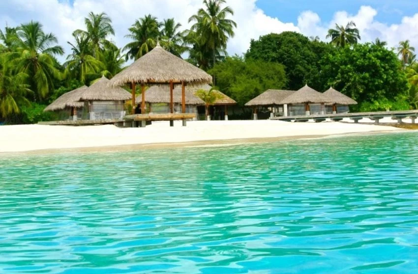 На Мальдивах торжественно встретили оказавшегося миллионным туристом россиянина