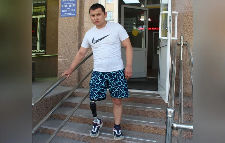 Шахтёру из Пласта бесплатно поставили протез бедра за 3,5 млн, на котором он сможет бегать