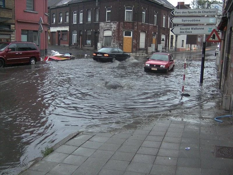 Мужчина проплыл на надувной лодке в Москве по затопленным улицам