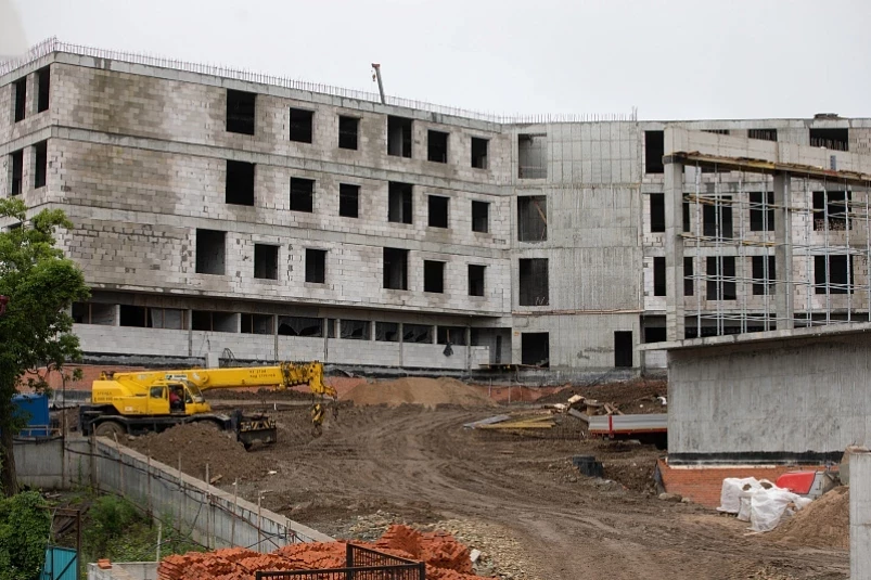 Задействованных в строительстве школы на Патрокле во Владивостоке рабочих станет больше