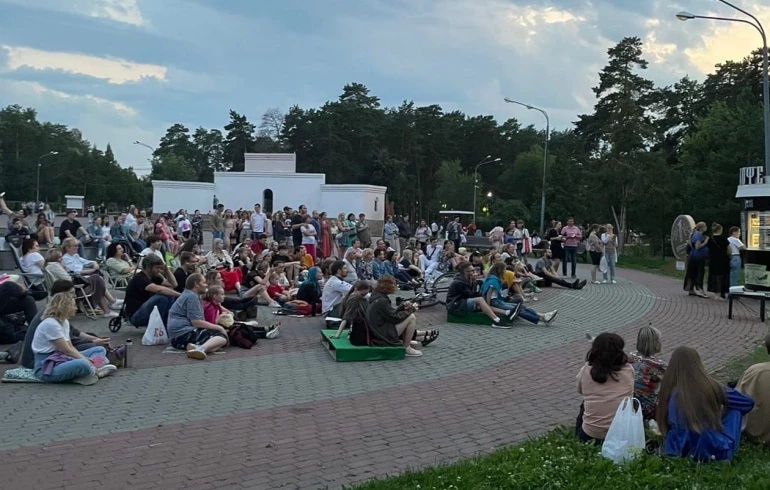 Фестивальные показы и ретро-кино: где в Челябинске в выходные посмотреть фильмы под открытым небом