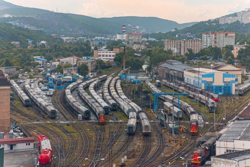 Из-за схода вагонов в Забайкалье задерживаются поезда с прибытием во Владивосток