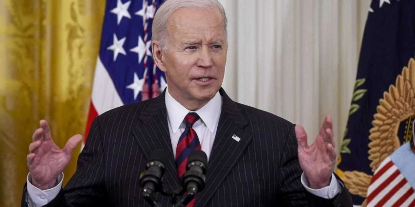 Байден с пиццей в руках попал в объектив камеры на встрече с солдатами в Польше