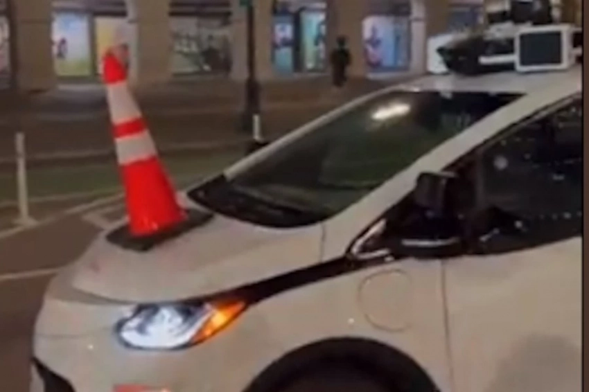 Протесты против роботакси: «Неделя конуса» в Сан-Франциско