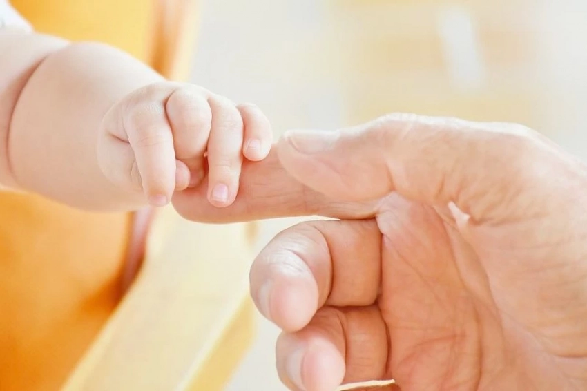 Исследование: Сон младенцев в шапке или толстовке повышает риск внезапной смерти