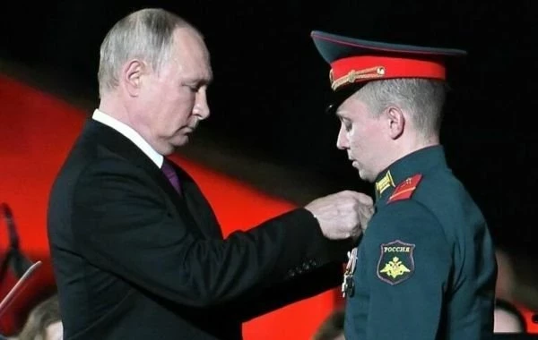 Владимир Путин вручил звезды Героев России экипажу танка Т-80 «Алеша» 