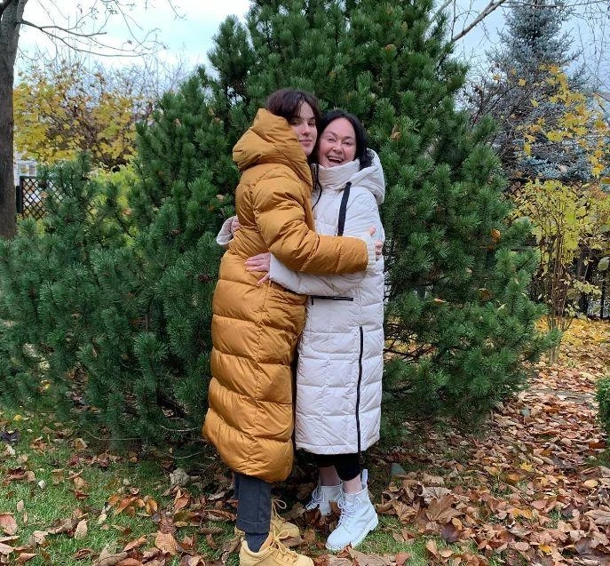 Дочь Гузеевой Ольга Бухарова работает гримершей в фильме с Никитой Ефремовым