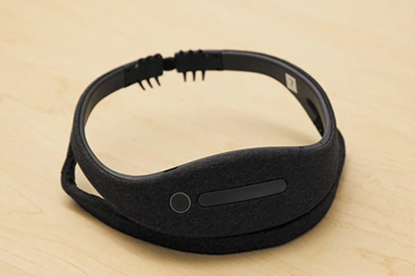 Высокотехнологичная повязка на голову поможет обнаружить ранние признаки болезни Альцгеймера во сне