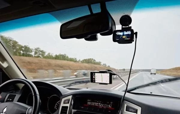 В России вступил в силу запрет вешать гаджеты на лобовое стекло авто 