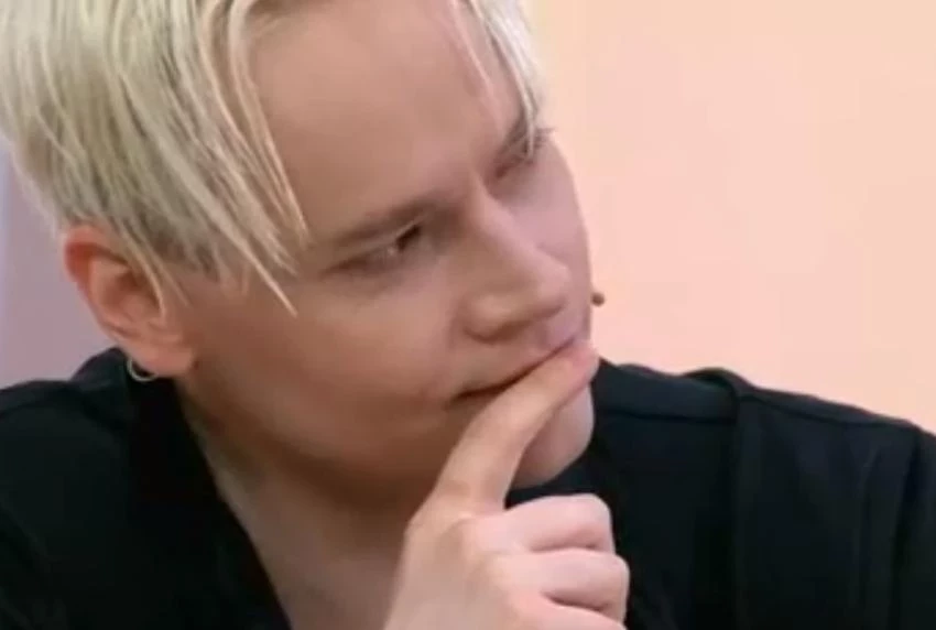 Певец SHAMAN разрыдался во время интервью в программе «Жизнь и судьба»