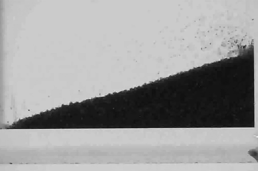 Учёные создали странный песок, который может взбираться в гору и вверх по стенам