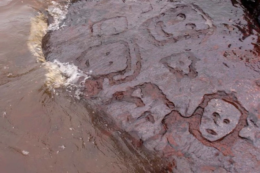 Засуха в Бразилии обнажила редкие древние петроглифы в русле реки 