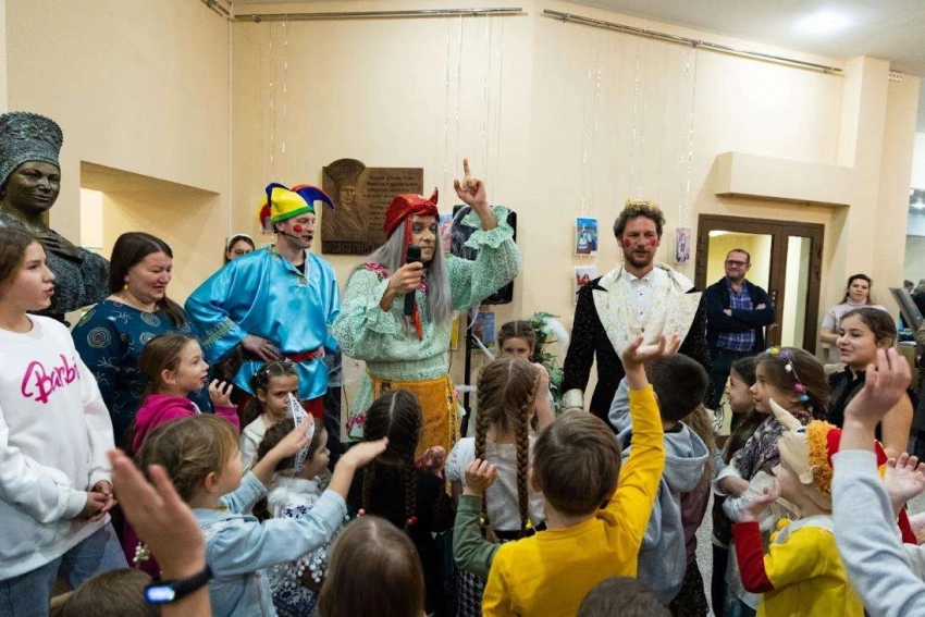 Сказка в Москве: как Баба Яга пирогами угощала