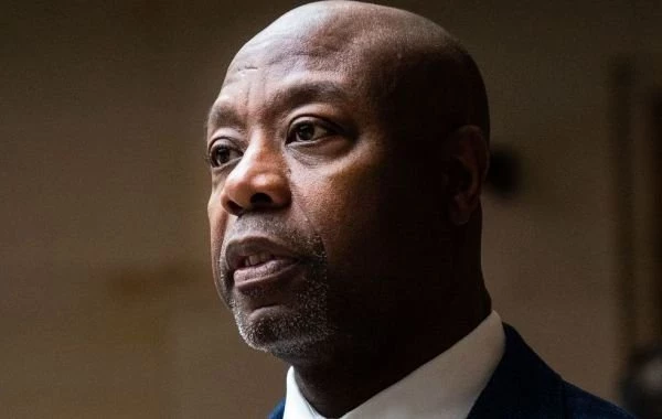 Сенатор Тим Скотт приостановил участие в президентской гонке в США 