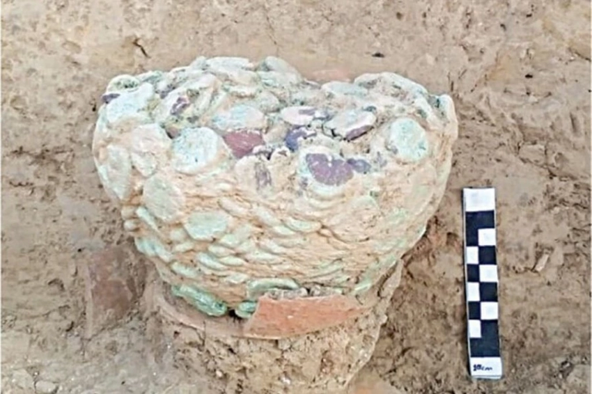 В Пакистане археологи раскопали горшок с медными монетами