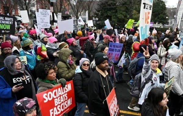 В Вашингтоне тысячи человек вышли на протест против Дональда Трампа