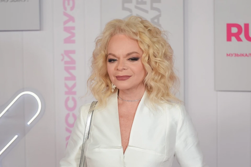 С мошенника по копеечке: суды начали взыскивать деньги в пользу Ларисы Долиной после скандальной аферы с квартирой