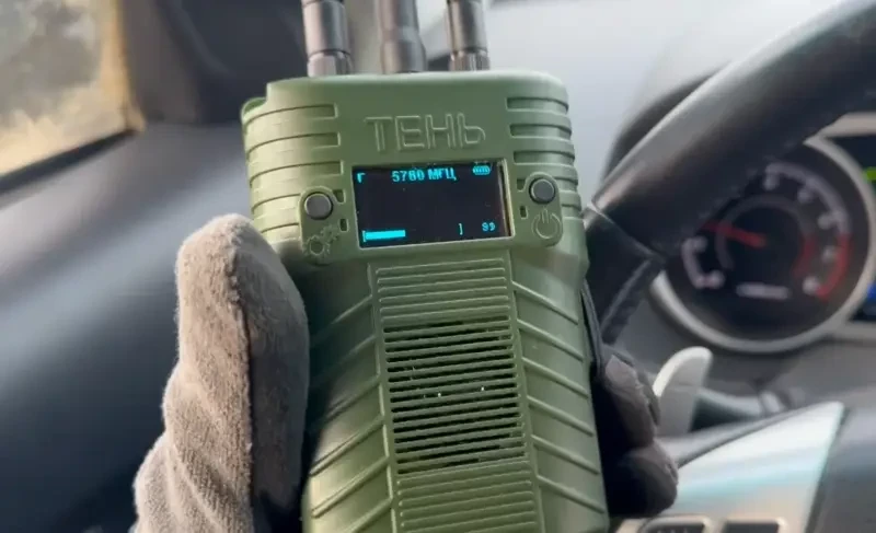 В зоне СВО тестируется новая модификация дрон-детектора «Тень», показывающая расстояние до приближающегося FPV-дрона ВСУ