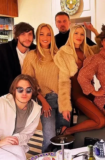 Елена Перминова проводит время с Викторией Лопырёвой и Ульяной Сергеенко