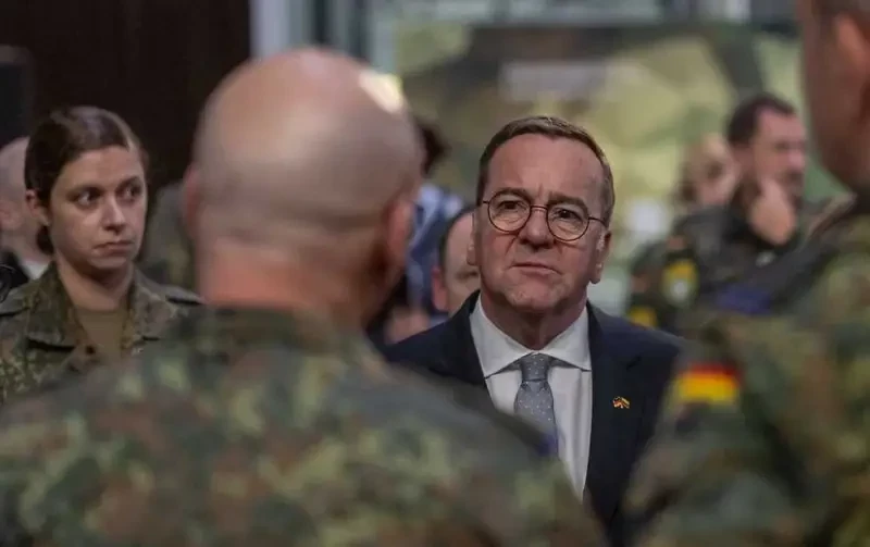 Министр обороны ФРГ: Европа не в состоянии в одиночку, без США, обеспечить Украине гарантии безопасности.