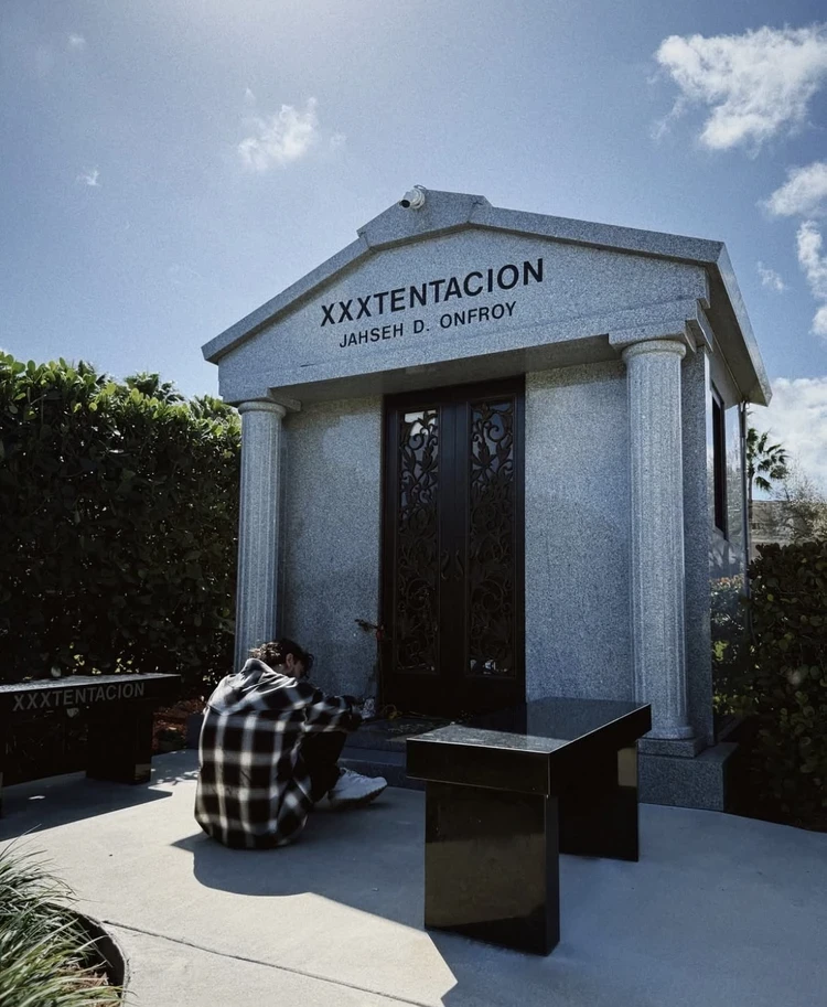 Певец Jony посетил могилу XXXTentacion: «Появился шанс приехать в гости, чтобы сказать всё лично»