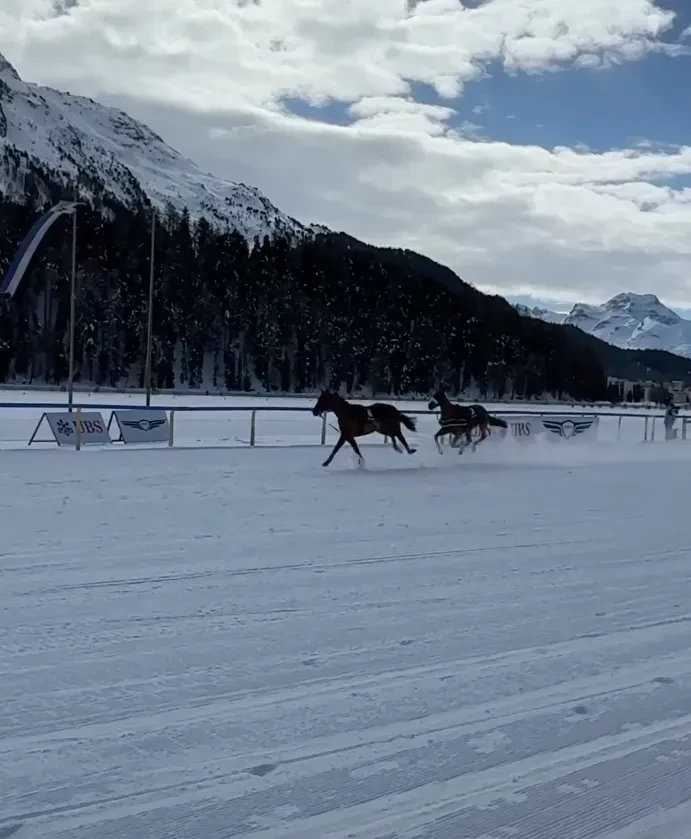Оксана Бондаренко с дочерью посетили скачки в Швейцарии