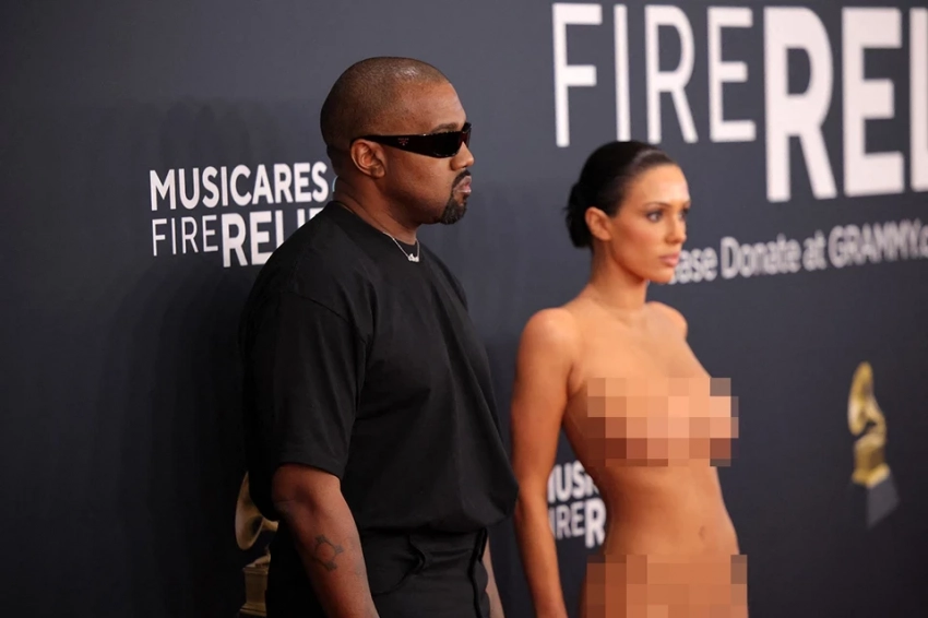 Появилась, в чем мать родила: Канье Уэста выгнали с церемонии «Грэмми» за наряд Бьянки Цензори