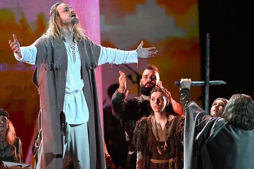 Новое появление Мизулиной с SHAMAN и неузнаваемый старец Расторгуев: как прошла премьера этно-оперы «Князь Владимир»