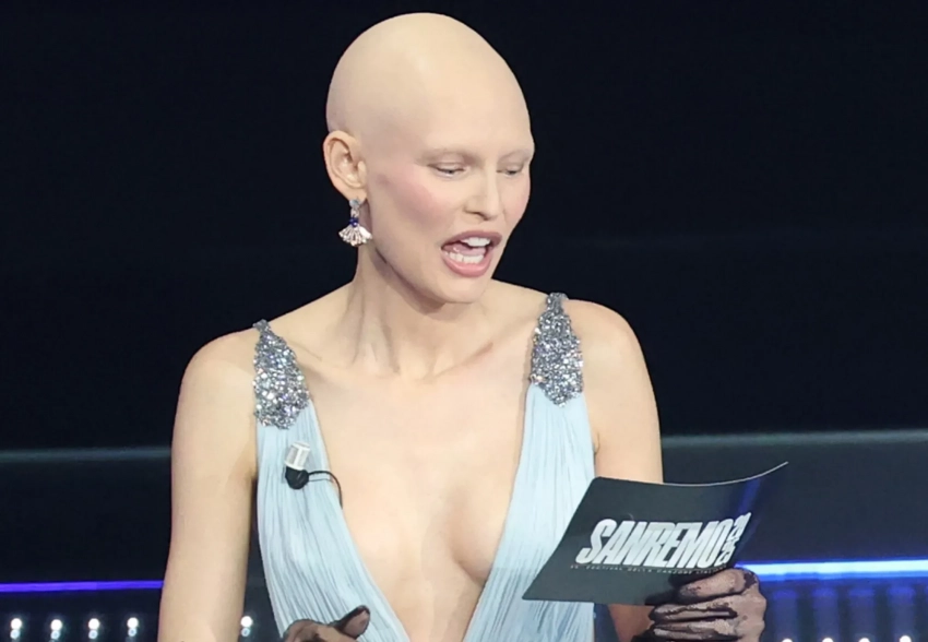 Модель Бьянка Балти, которая проходит лечение от рака, посетила музыкальный фестиваль