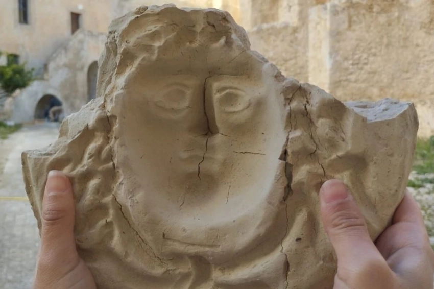 Маску с изображением Медузы нашли на Сицилии: ей 2 000 лет
