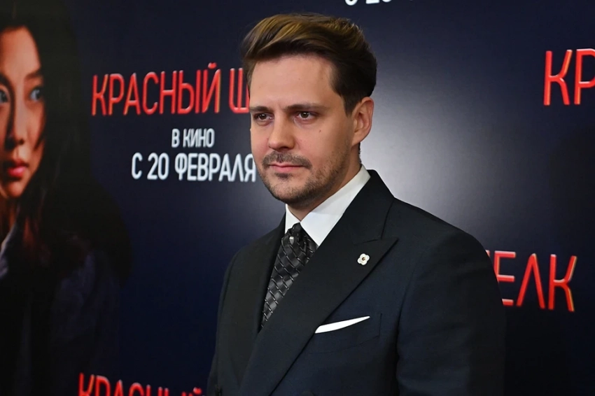 Премьера фильма «Красный шелк»: Милош Бикович вышел на дорожку с тростью, а Елена Подкаминская не справилась со шлейфом