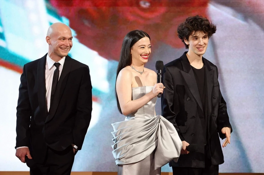 Умиляющий английский Марка Эйдельштейна, Тимоти Шаламе с мамой и роскошная Селена Гомес в ретро-образе: Как прошла SAG Awards