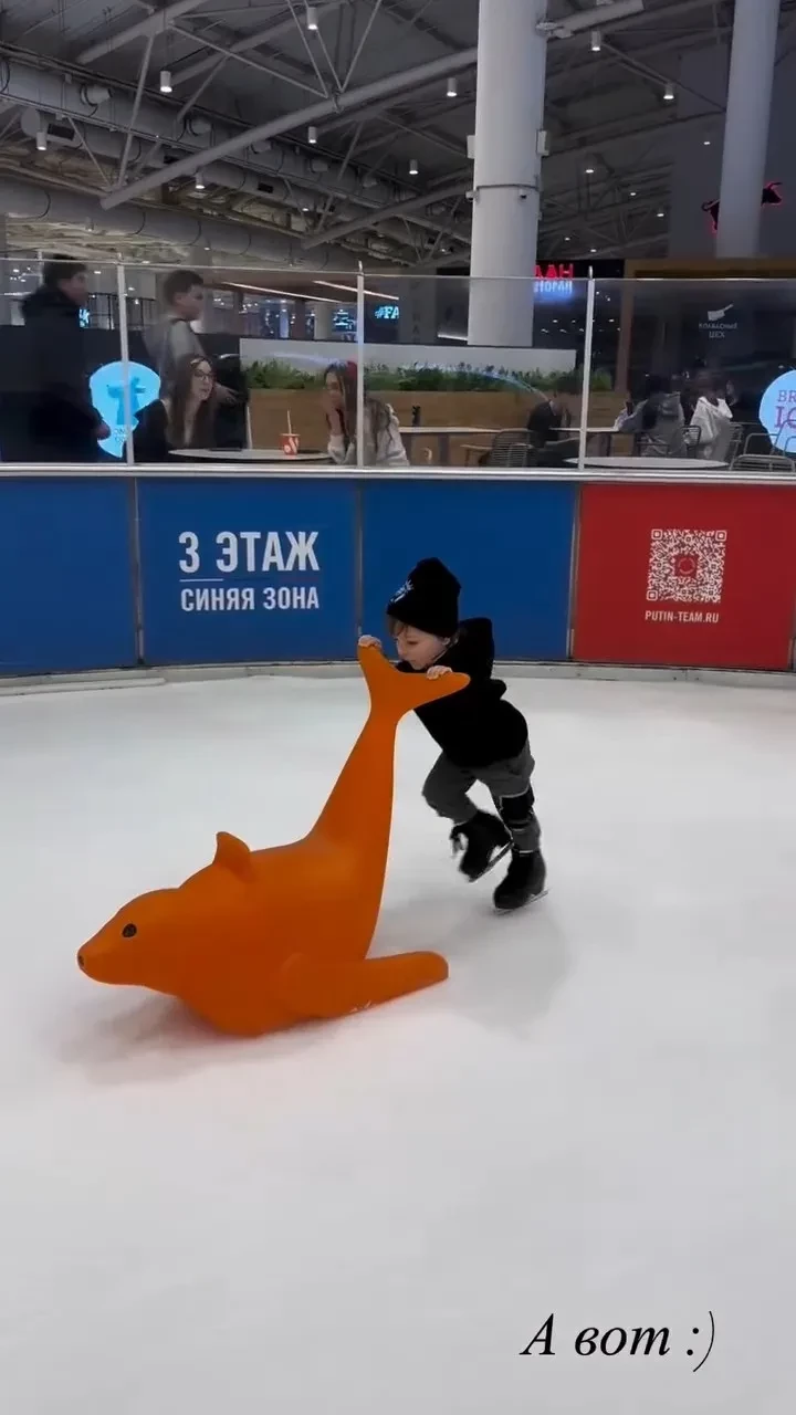 Елизавета Арзамасова вывела сына на каток