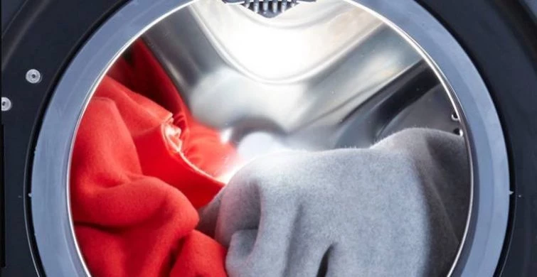 Секрет белизны: как 3 ложки на таз преобразят ваши вещи — даже пожелтевшая тряпка засияет!