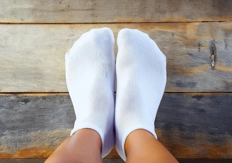 Какой лайфхак поможет идеально отстирать сильно грязные белые носки
