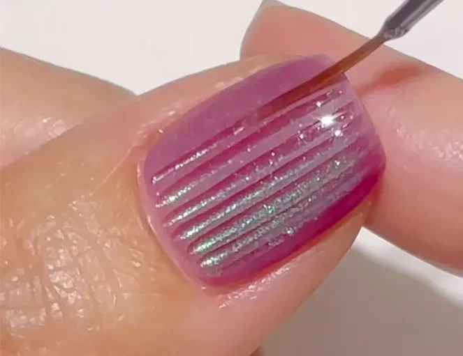 Инструкция, как сделать сияющий маникюр «полосы света»