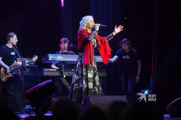 Обнимала зрителей и молилась: Вика Цыганова выступила для росгвардейцев и их семей в Екатеринбурге