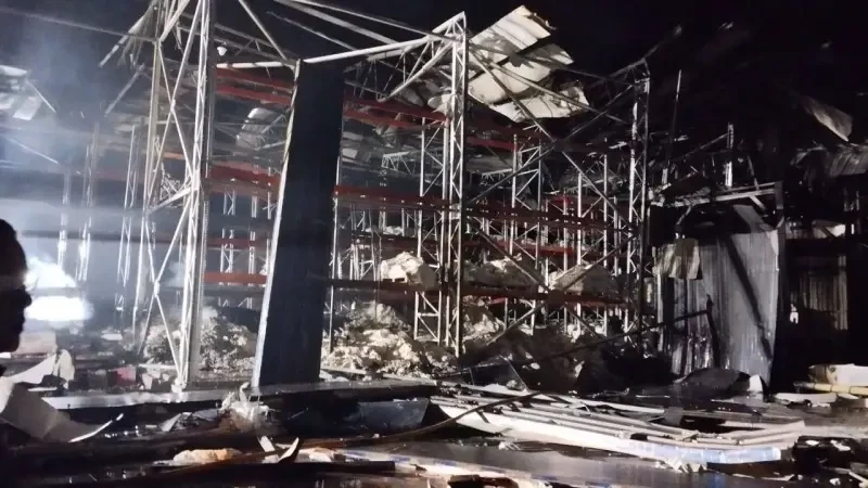 Опубликованы кадры последствий поражения российскими дронами складов в промзоне одного из предприятий в Полтавской области