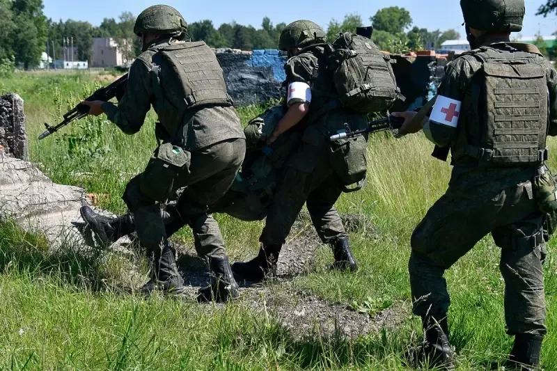 Показаны последствия прилета осколка 120-миллиметровой минометной мины в бронежилет 6Б45 из комплекта «Ратник»