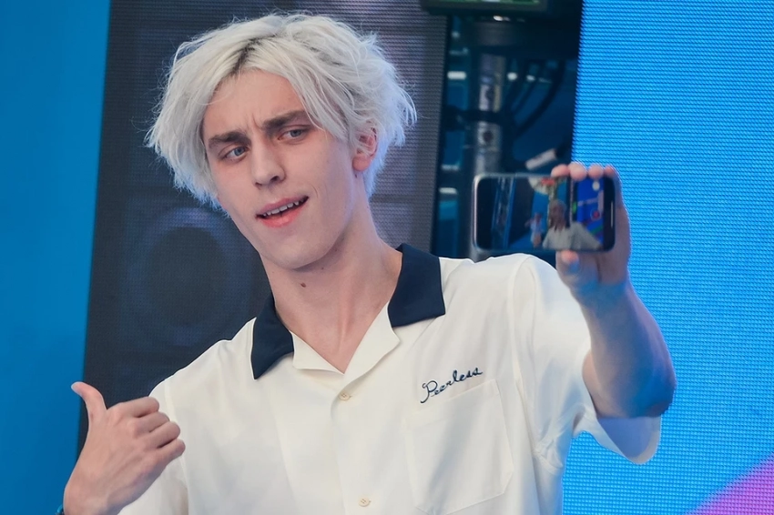 Влад Бумага погряз в судебных исках: с фирмы блогера требуют еще 2,7 миллионов рублей