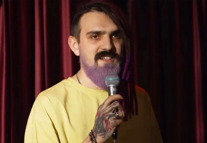 Стендапера Артемия Останина задержали при попытке бегства из России. На него завели дело об оскорблении участника СВО из-за его шутки