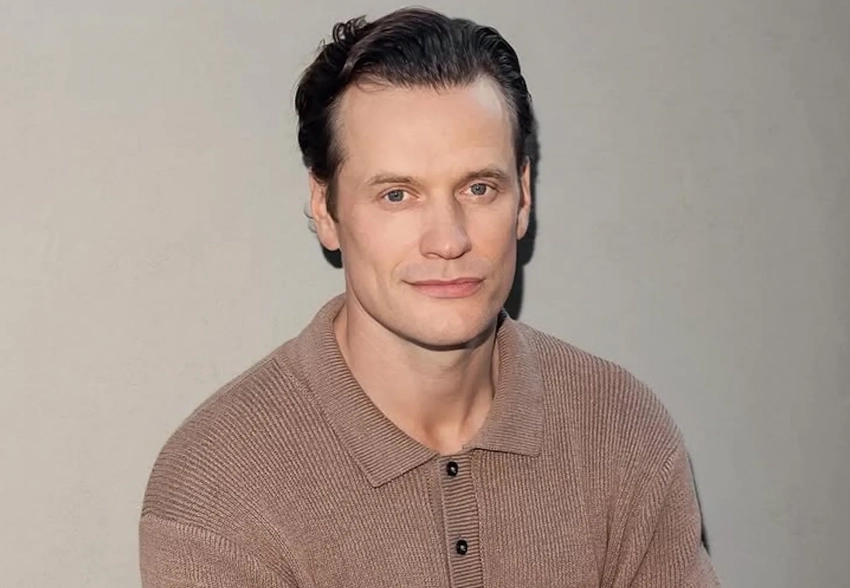 Иван Хохлов из 12 Storeez спит с заклеенным ртом