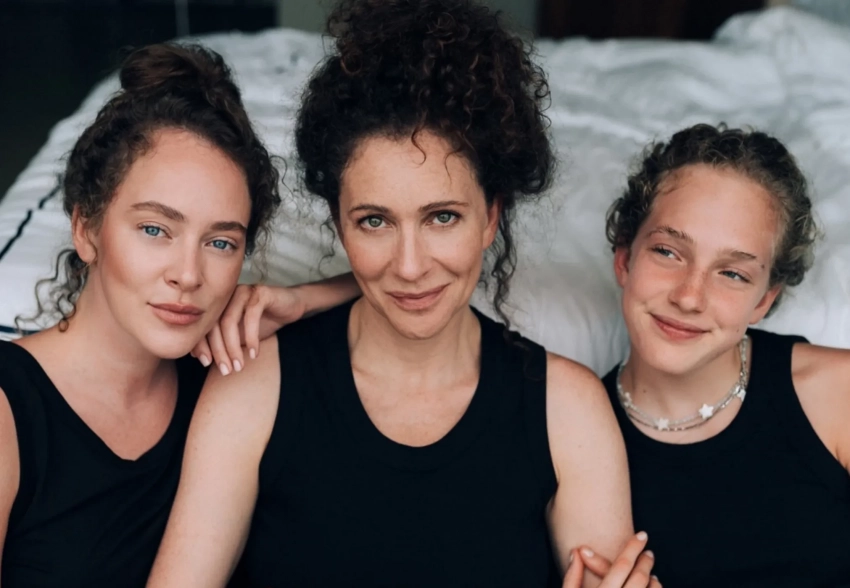 Аглая Тарасова поздравила маму Ксению Раппопорт с днём рождения и опубликовала новые фото с ней и младшей сестрой Софией