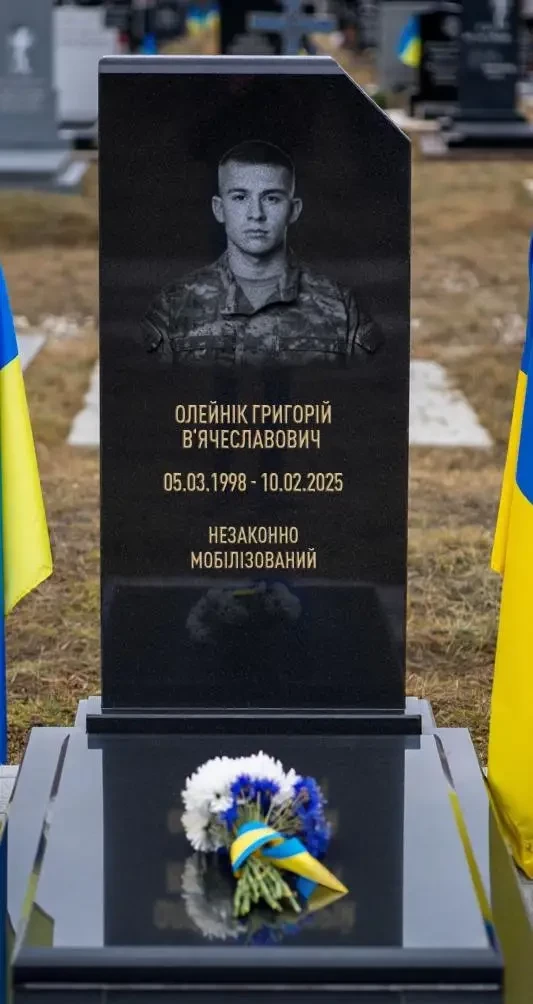 На надгробии погибшего всушника по просьбе его матери написали «Незаконно мобилизованный»